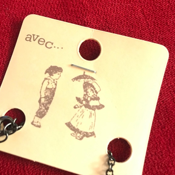 *FREE! with $9 purchase* โAvecโ Honeycomb Necklace, silver bee charm - Picture 7 of 10